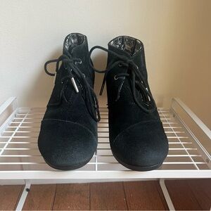 Tom’s black wedge lace-up booties size 7